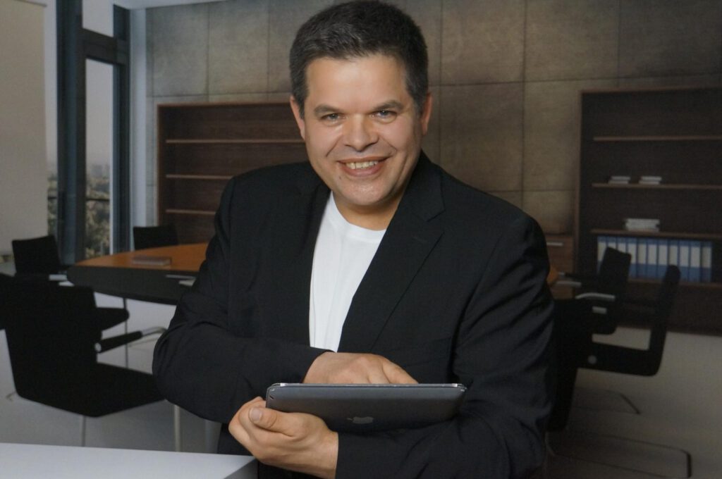 Günther Pfeifer, Fachdozent für Gewaltprävention und Deeskalation, im Besprechungsraum mit Tablet